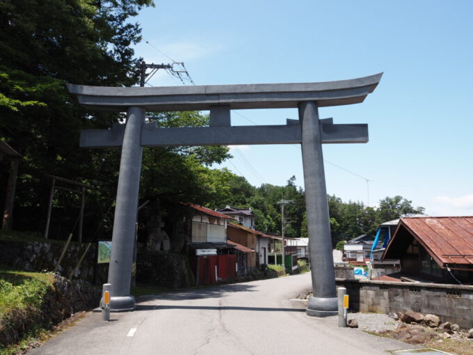 7月上旬信州茅野諏訪大社上社前宮から本宮へと歩く道国道から逸れ細い道に入ると本宮三之鳥居が