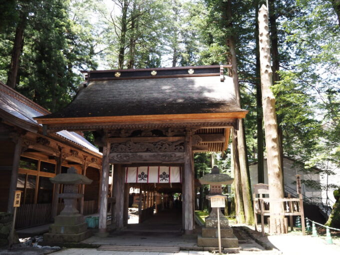 7月上旬信州茅野諏訪大社本宮二之御柱と幣拝殿へと繋がる布橋