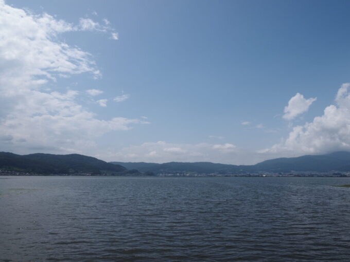 7月上旬信州諏訪湖畔から対岸の岡谷の街を望む