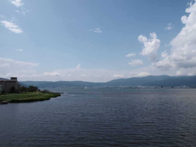 7月上旬信州諏訪湖南端のSUWAガラスの里から歩きはじめ上諏訪駅まで残り1/3ほど