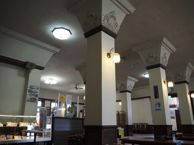 7月上旬信州諏訪湖畔に建つ片倉館2階の休憩室もレトロな趣