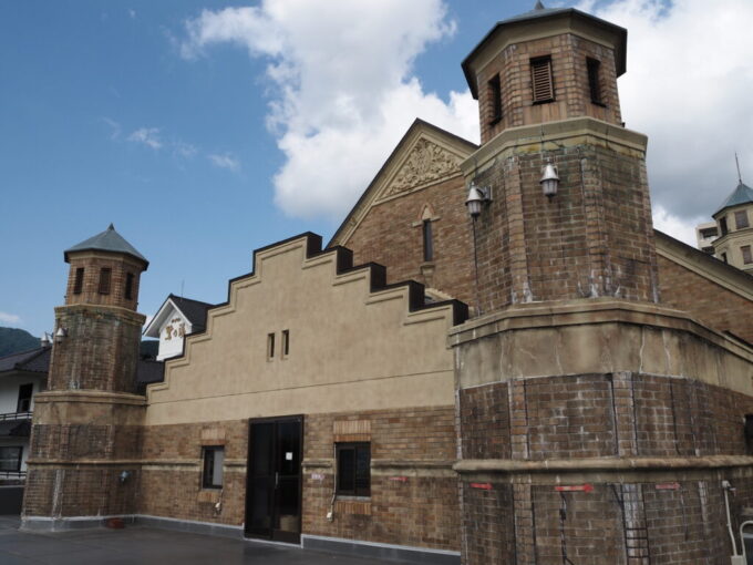 7月上旬信州諏訪湖畔に建つ片倉館屋上から眺める昭和初期の建築美