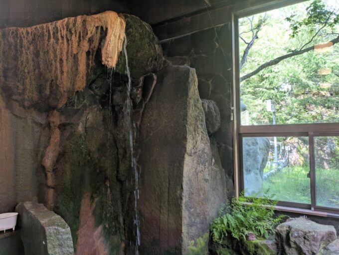 7月上旬信州茅野八ヶ岳天狗岳登山口唐沢鉱泉冷たい源泉が落とされる打たせ湯