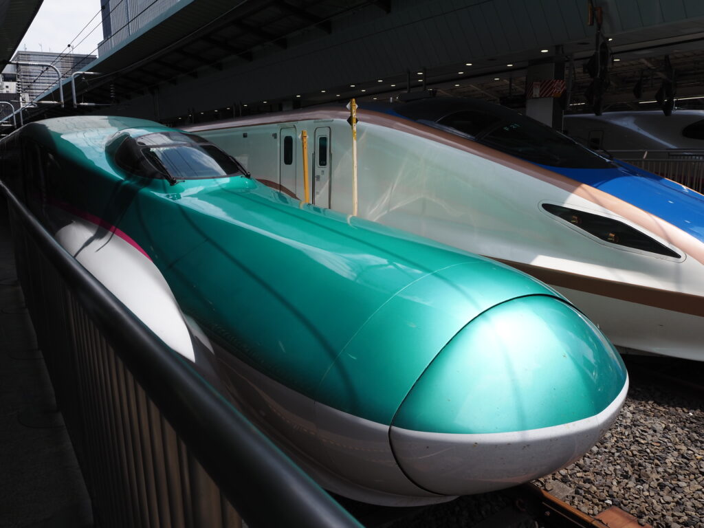 8月上旬夏真っ盛りの東京駅東北新幹線E5系はやぶさ号新青森行き