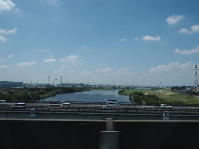 8月上旬東北新幹線E5系はやぶさ号新青森行きは夏色の荒川を越えて無事東京脱出