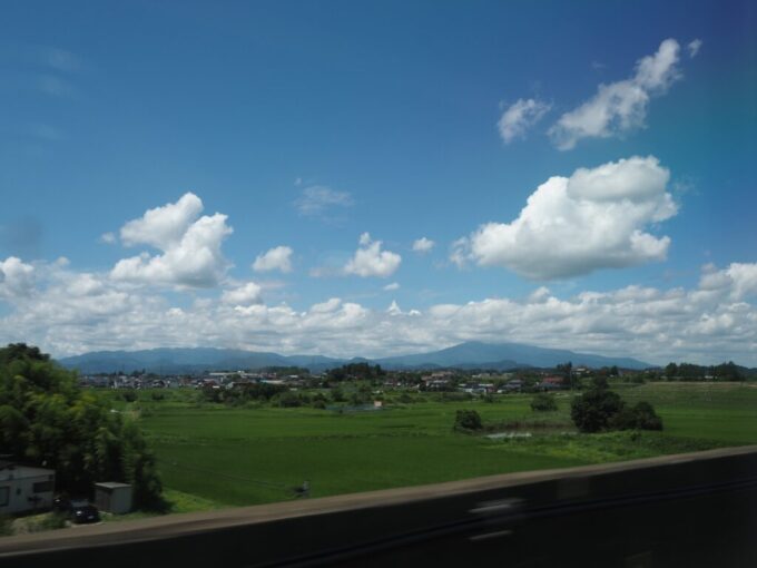 8月上旬東北新幹線E5系はやぶさ号新青森行き車窓を染める東北の夏景色
