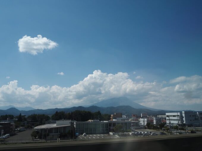 8月上旬東北新幹線E5系はやぶさ号新青森行き車窓から眺める南部片富士岩手山の優美な姿