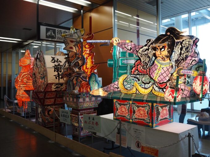8月上旬東北新幹線新青森駅新幹線コンコースで旅人を出迎える青森県内各地のねぶたにねぷた