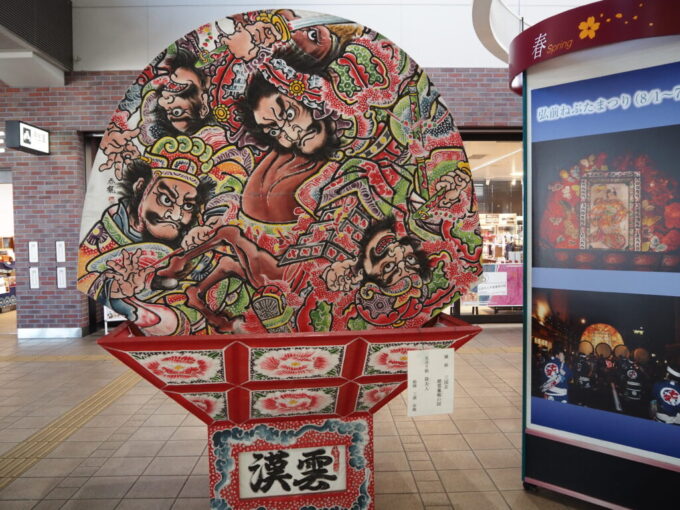 8月上旬弘前駅で旅人を出迎えるねぷた