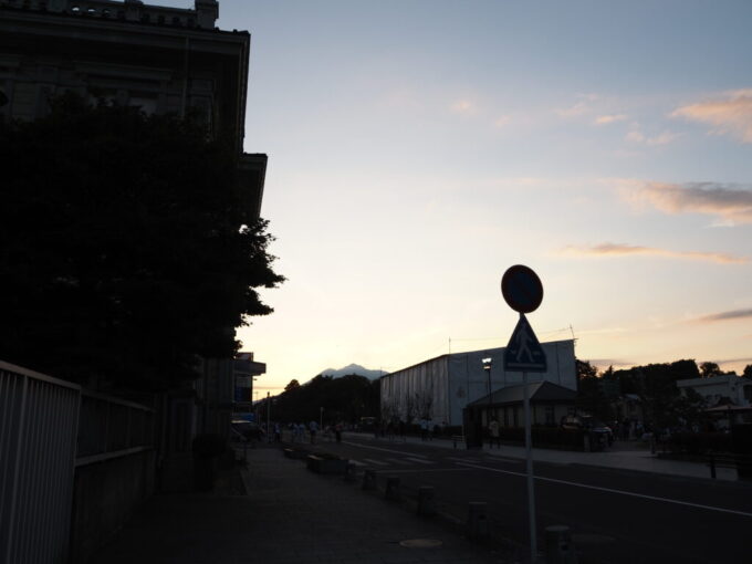 8月上旬夏の弘前津軽酒場あん梅で景気づけし夕暮れ色の空に映えるお山を眺める