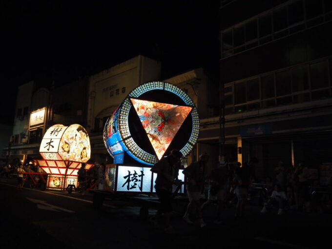 8月上旬夏の弘前ねぷた毎年万華鏡仕掛けでおなじみの樹木のねぷた