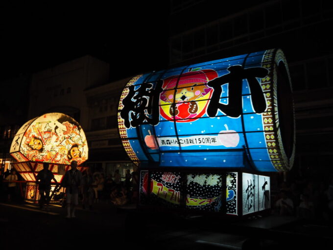 8月上旬夏の弘前ねぷた青森りんご植栽150周年を記念したたか丸くんが描かれた樹木のねぷた