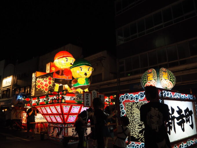 8月上旬夏の弘前ねぷた赤りんごと青りんごの格好をしたたか丸くんの組ねぷた