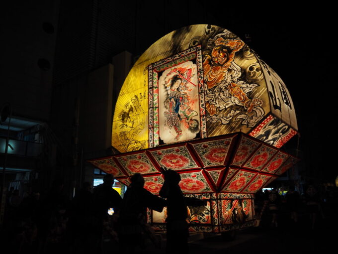 8月上旬夏の弘前ねぷた津軽の夜を染めあげる鮮烈な色彩の洪水