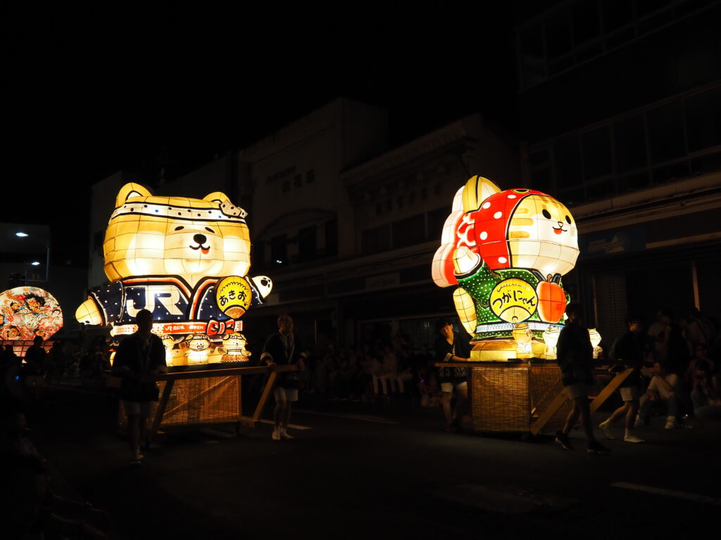 8月上旬夏の弘前ねぷたJR東日本秋田支社キャラクターのあきおとつがにゃんのかわいいねぷた