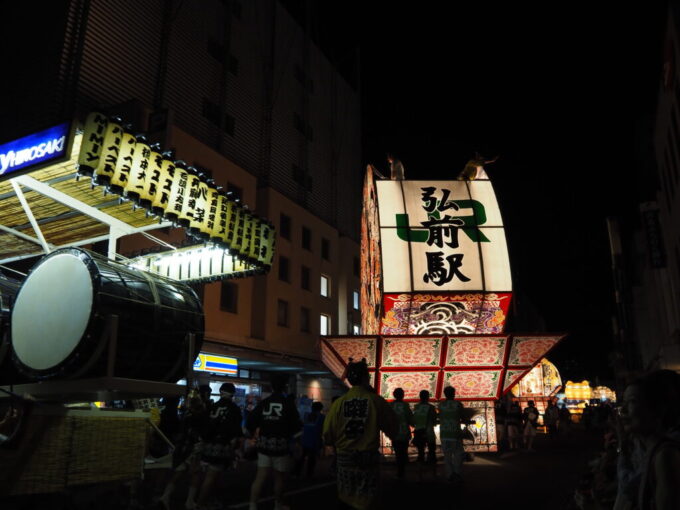 8月上旬夏の弘前ねぷた巨大なJRねぷたに今年の夏もこうして津軽へと連れてきてくれたことのお礼を伝える