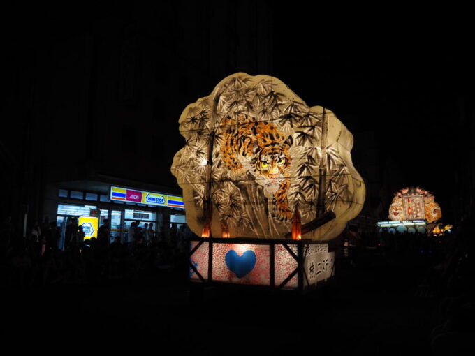 8月上旬夏の弘前ねぷた今年は風神雷神とともに虎が目立つ