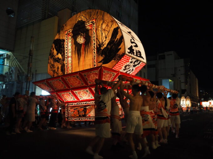 8月上旬夏の弘前ねぷた生首にからすが群がるおどろおどろしい見送り絵
