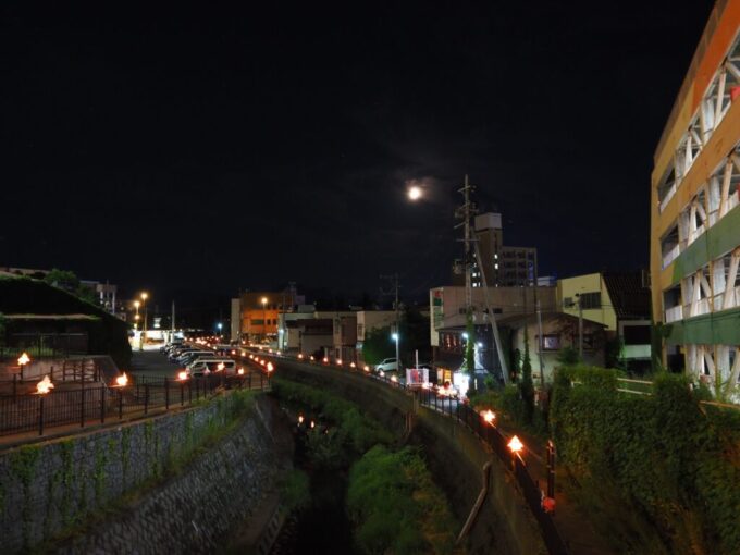 8月上旬夏の弘前ねぷた祭りの後の寂しさを埋めてくれる土淵川を彩る金魚ねぷたと明るい月