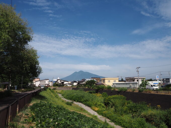 8月上旬夏の弘前夏空にくっきりと姿を魅せる優美な岩木山津軽富士