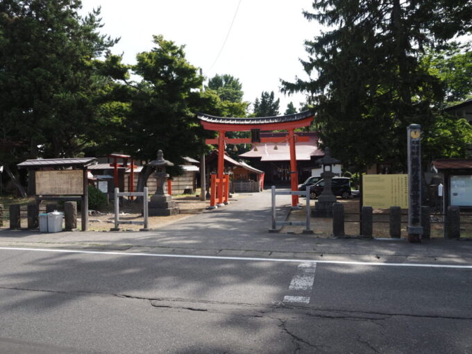 8月上旬夏の弘前熊野奥照神社の赤鳥居
