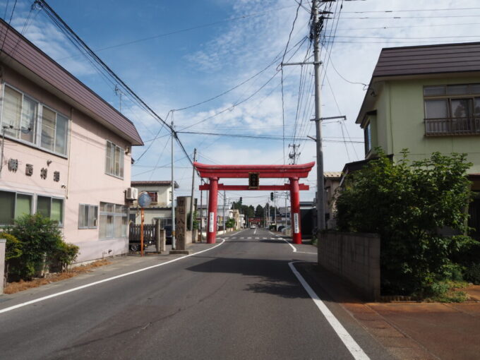 8月上旬夏の弘前熊野奥照神社のすぐ先に建つ弘前八幡宮一之鳥居