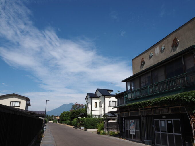 8月上旬夏の弘前武家屋敷仲町伝統的建造物群保存地区から眺める岩木山