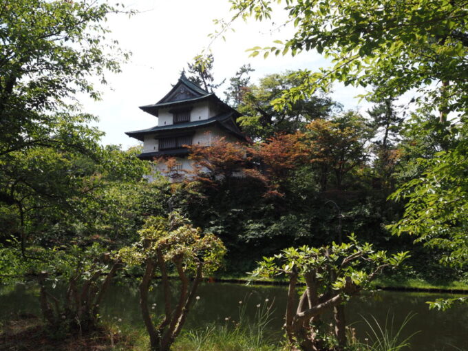 8月上旬夏の弘前城賀田御門跡から坂を登り丑寅櫓へ
