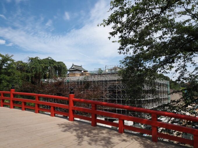 8月上旬夏の弘前城まもなく見納めとなる曳屋された位置に建つ天守