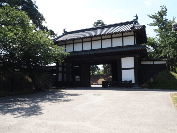 8月上旬夏の弘前城追手門から城外へ