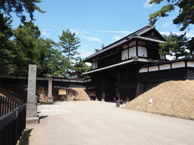 8月上旬夏の弘前城現在の玄関口である追手門