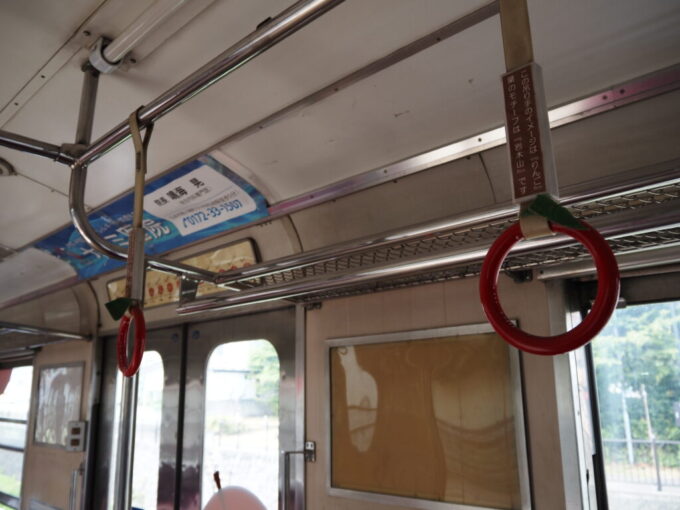 8月上旬夏の弘前弘南鉄道大鰐線デハ7000系津軽のりんごと岩木山型の葉のかわいいつり革