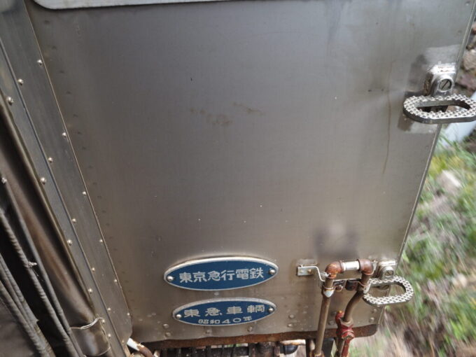 8月上旬夏の弘前弘南鉄道大鰐線連結部の窓から覗けば妻部に残された今はなき東京急行電鉄と東急車輌の社名が残る