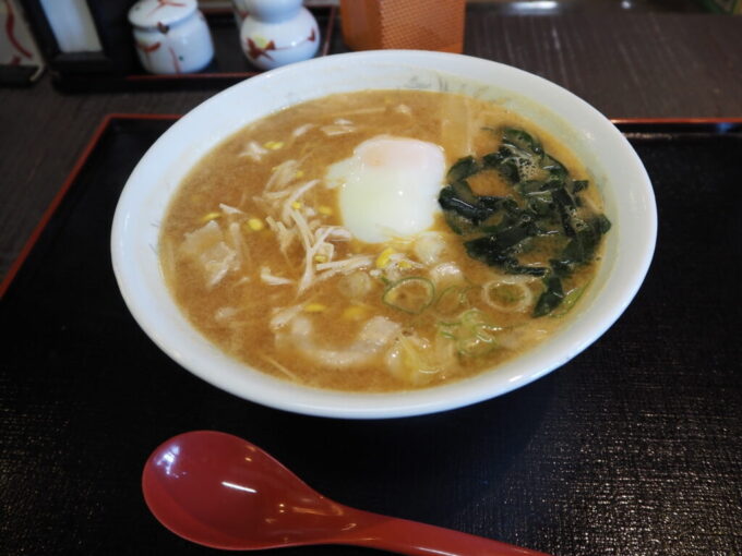 8月上旬夏の津軽大鰐町地域交流センター鰐comeワニカムお食事処花りんご本日のおすすめ大鰐温泉もやし入り温玉肉みそラーメン