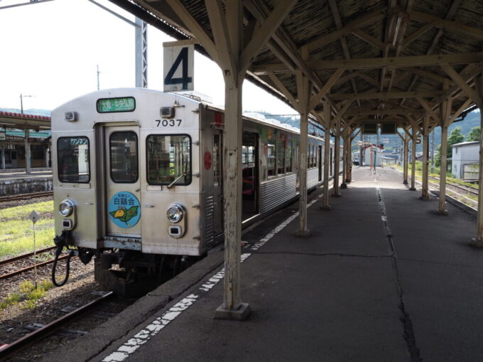 8月上旬夏の津軽弘南鉄道大鰐駅に佇む旧東急デハ7000系の2両編成の小さな電車