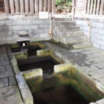 8月上旬夏の弘前弘高下駅近く紙漉町の富田の清水しつこ今なお滔々と湧き出る清らかな水