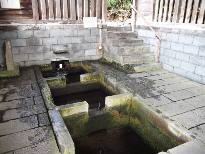 8月上旬夏の弘前弘高下駅近く紙漉町の富田の清水しつこ今なお滔々と湧き出る清らかな水