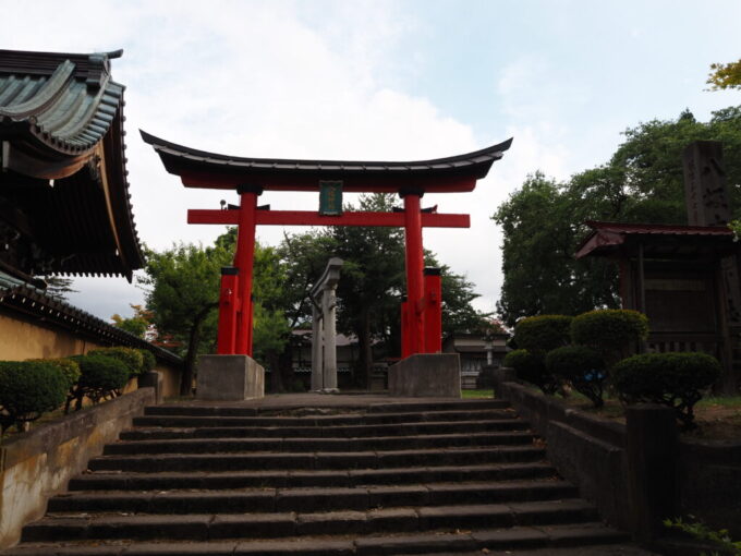 8月上旬夏の弘前八坂神社の赤鳥居