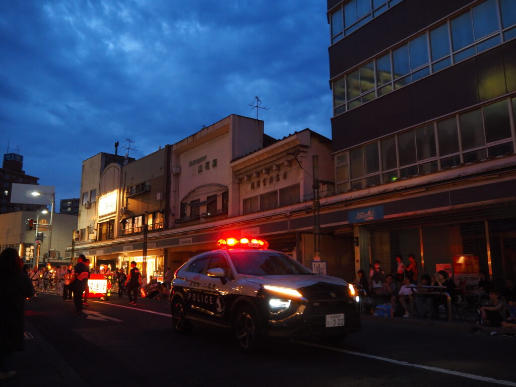 8月上旬夏の弘前ねぷたの出陣の始まりを告げる青森県警のパトカー