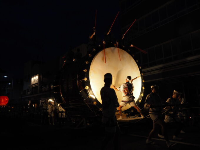 8月上旬夏の弘前ねぷたの出陣を勇ましく彩る津軽情っ張り大太鼓の腹へと響く重厚な音色