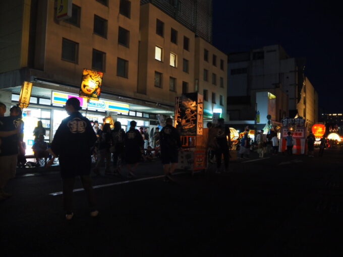 8月上旬夏の弘前ねぷた各々灯籠を持ち粛々と歩く隊列の情緒ある風景