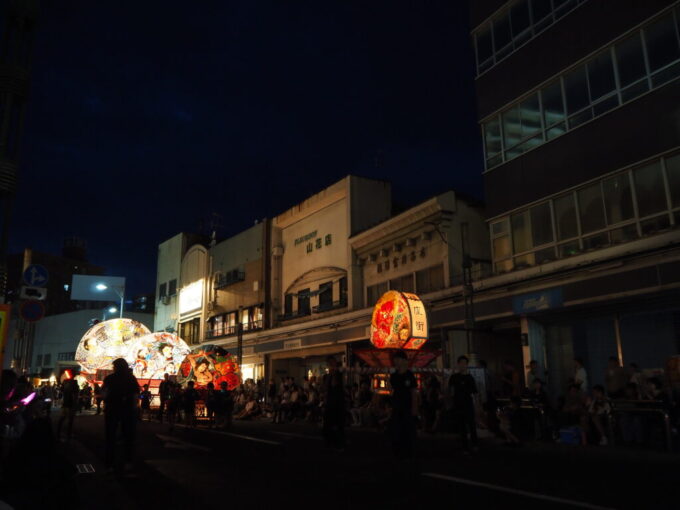 8月上旬夏の弘前ねぷた隊列の後に続く大小のねぷた