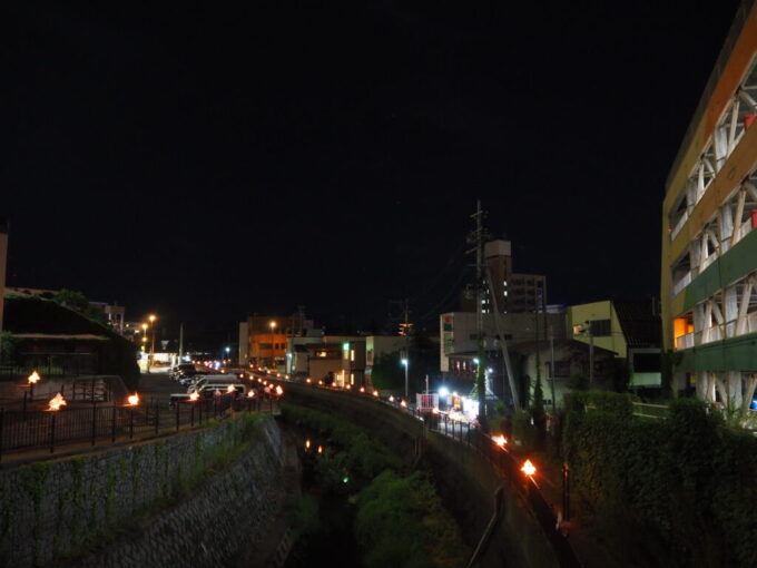 8月上旬夏の弘前ねぷた祭りの後の寂寞の想いを抱きつつ眺める土淵川を彩る金魚ねぷた