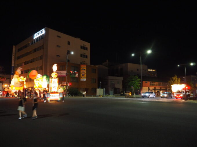 8月上旬夏の弘前ねぷた祭りも終わりそれぞれの帰路に就くねぷたを見送る