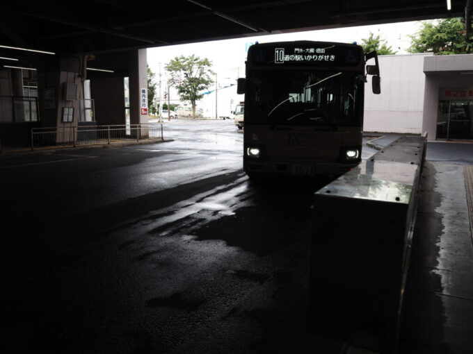 8月上旬夏の弘前バスターミナルに入線する弘南バス道の駅いかりがせき行き路線バス