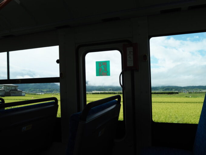 8月上旬夏の津軽奥羽本線が運休になり急遽弘南バスで碇ヶ関へその車窓から眺める豊かな緑に染まる夏の田んぼ