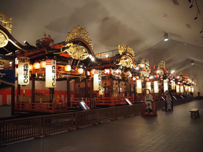 8月上旬夏の北東北鹿角花輪道の駅かづのあんとらあ祭り展示館にずらりと並ぶ花輪ばやしの屋台