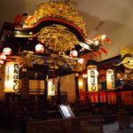 8月上旬夏の北東北道の駅かづのあんとらあ祭り展示館豪華絢爛な屋台
