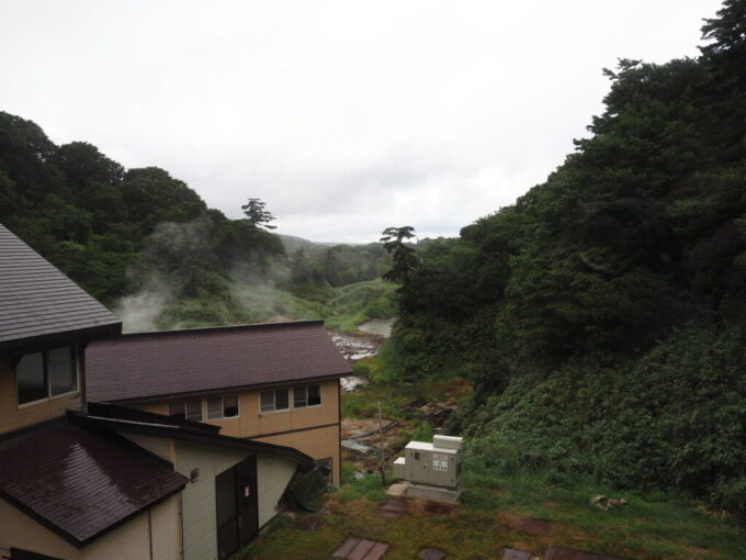 8月上旬夏の秋田八幡平後生掛温泉併設のごしょカフェから眺める噴煙地