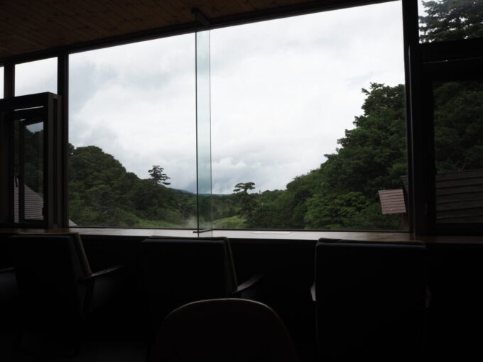 8月上旬夏の秋田八幡平後生掛温泉ごしょカフェで眺めるダイナミックな山の眺望